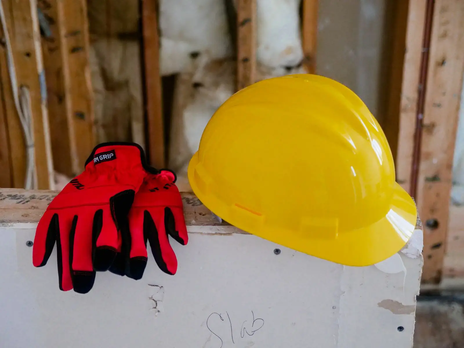 Casco de seguridad y guantes de protección